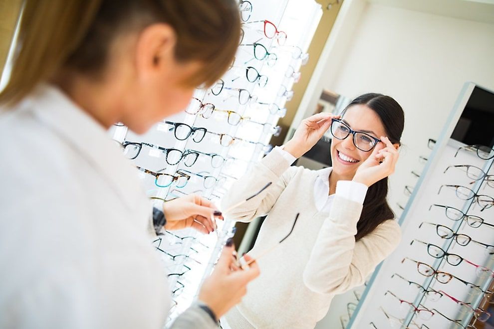 woman trying on gasses 